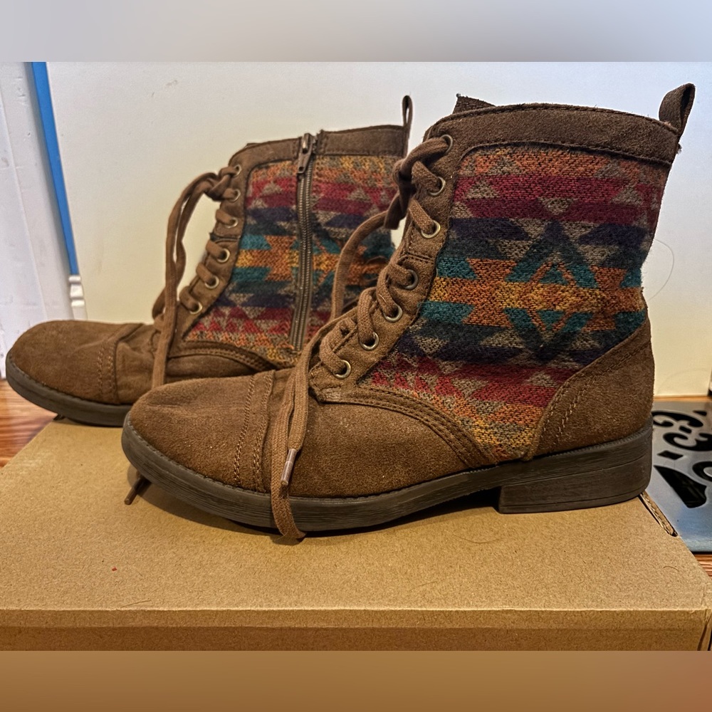 Brown kitten heeled boot